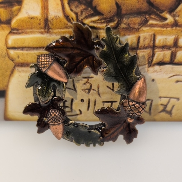 KC Leaf and Acorn Wreath Brooch - Picture 5 of 5